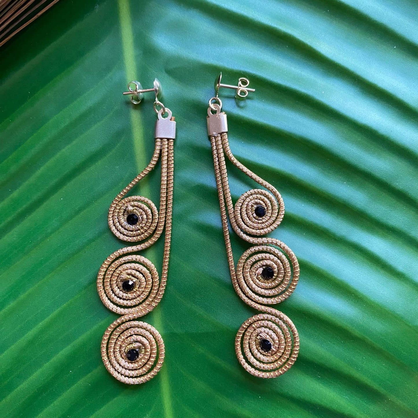 Boucles d'oreilles Capim Dourado 3 mandalas cristal noir alignés