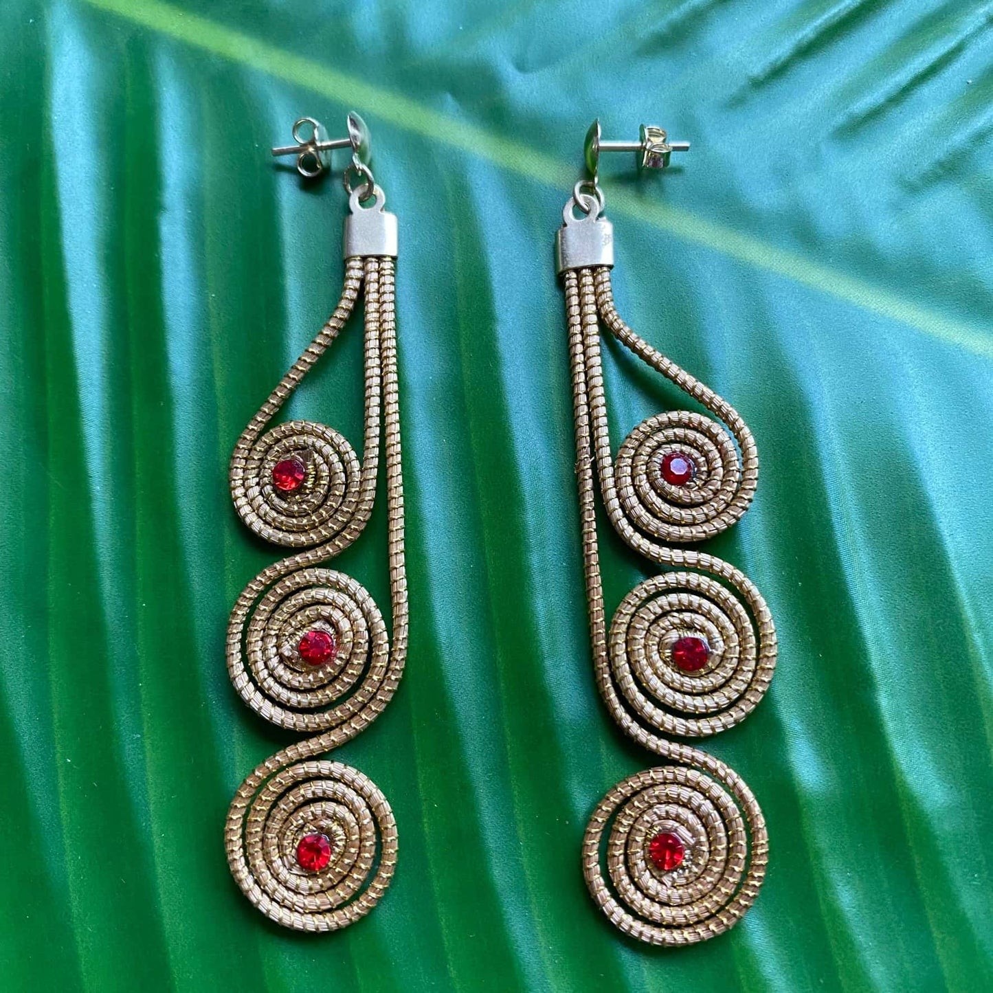Boucles d'oreilles Capim Dourado 3 mandalas cristal rubis alignés