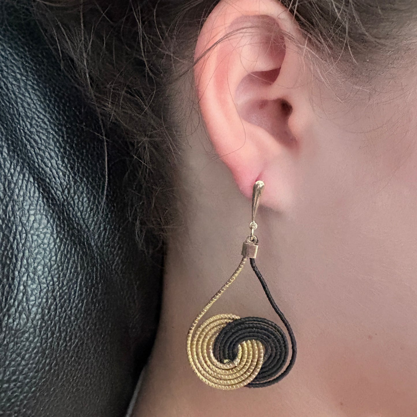 Boucles-oreilles-Capim-Dourado-buriti-noir-infini