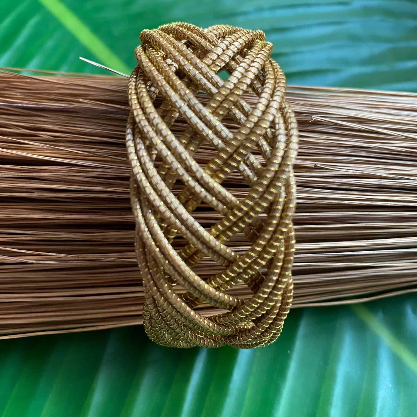 Bracelet Capim Dourado entrelacé en V