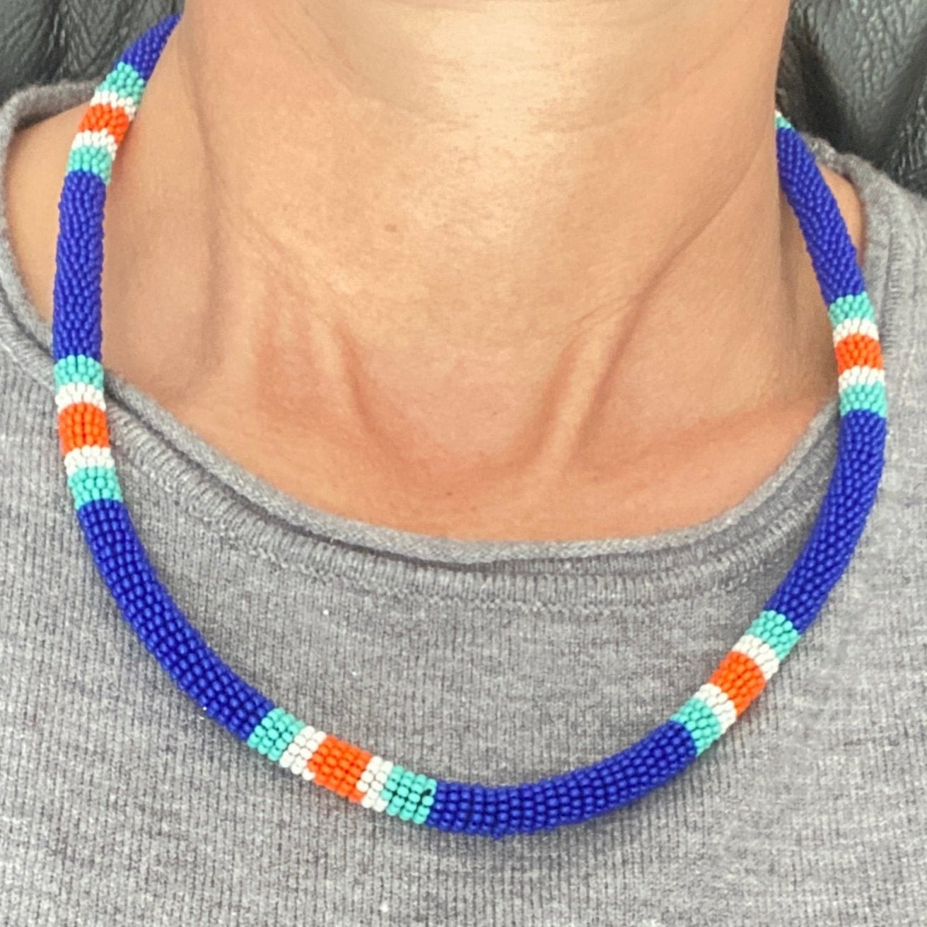 Collier corail en perles de verre (Miçanga) - bleu blanc et orange - Ethnie Borari