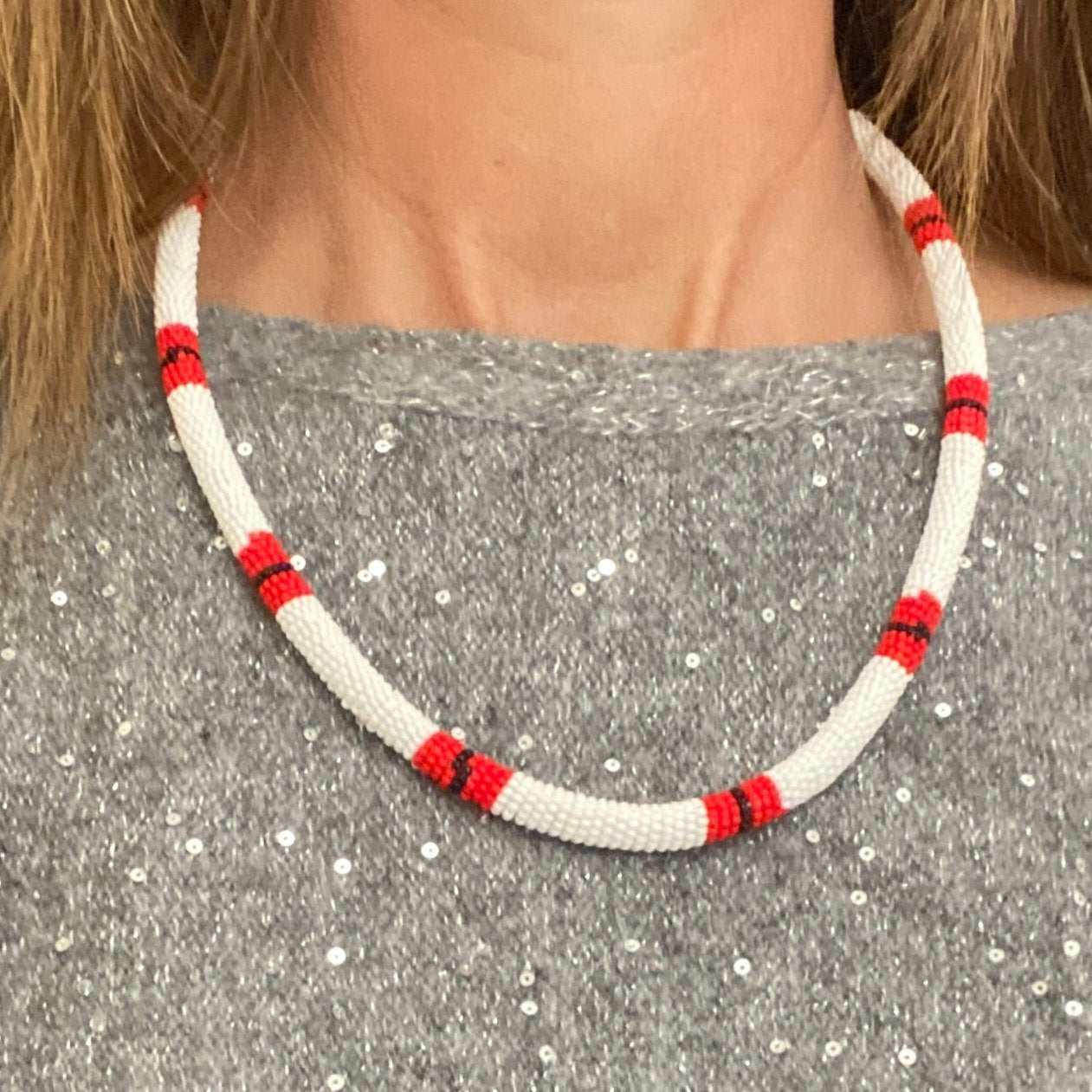Collier corail en perles de verre (Miçanga) - blanc rouge noir - Ethnie Borari