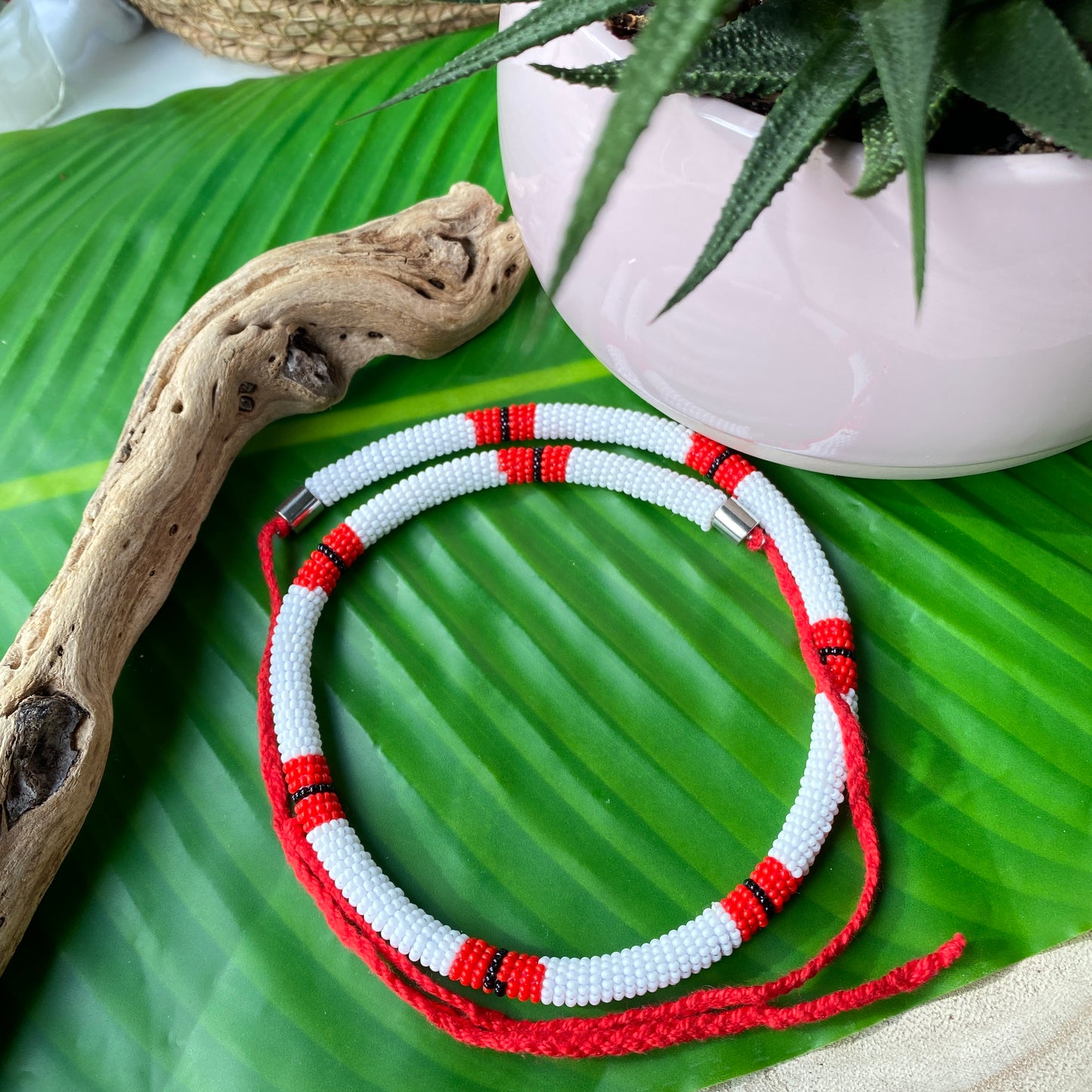 Collier corail en perles de verre (Miçanga) - blanc rouge noir - Ethnie Borari