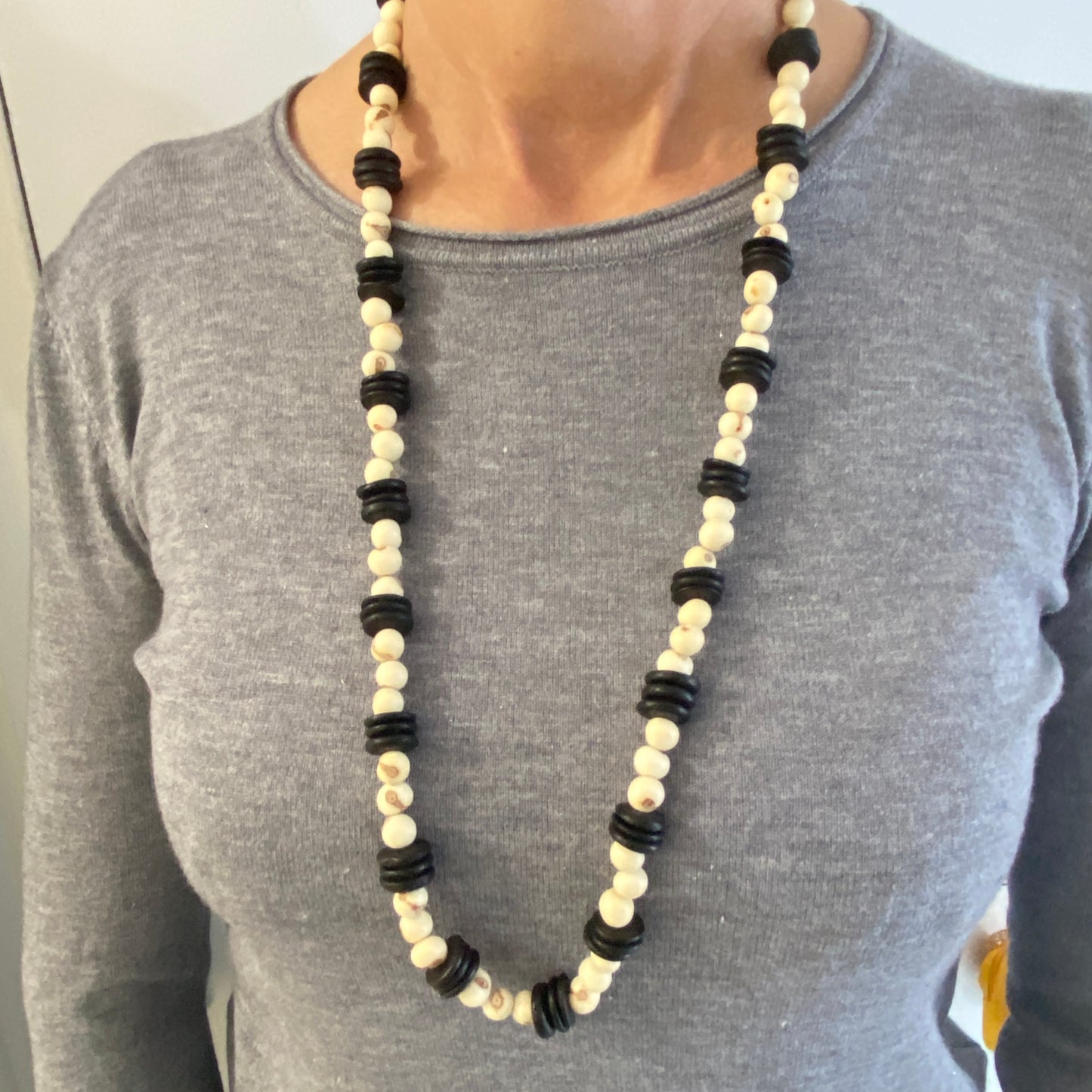 Collier de graines d'açai blanches et bois - Ethnie Borari