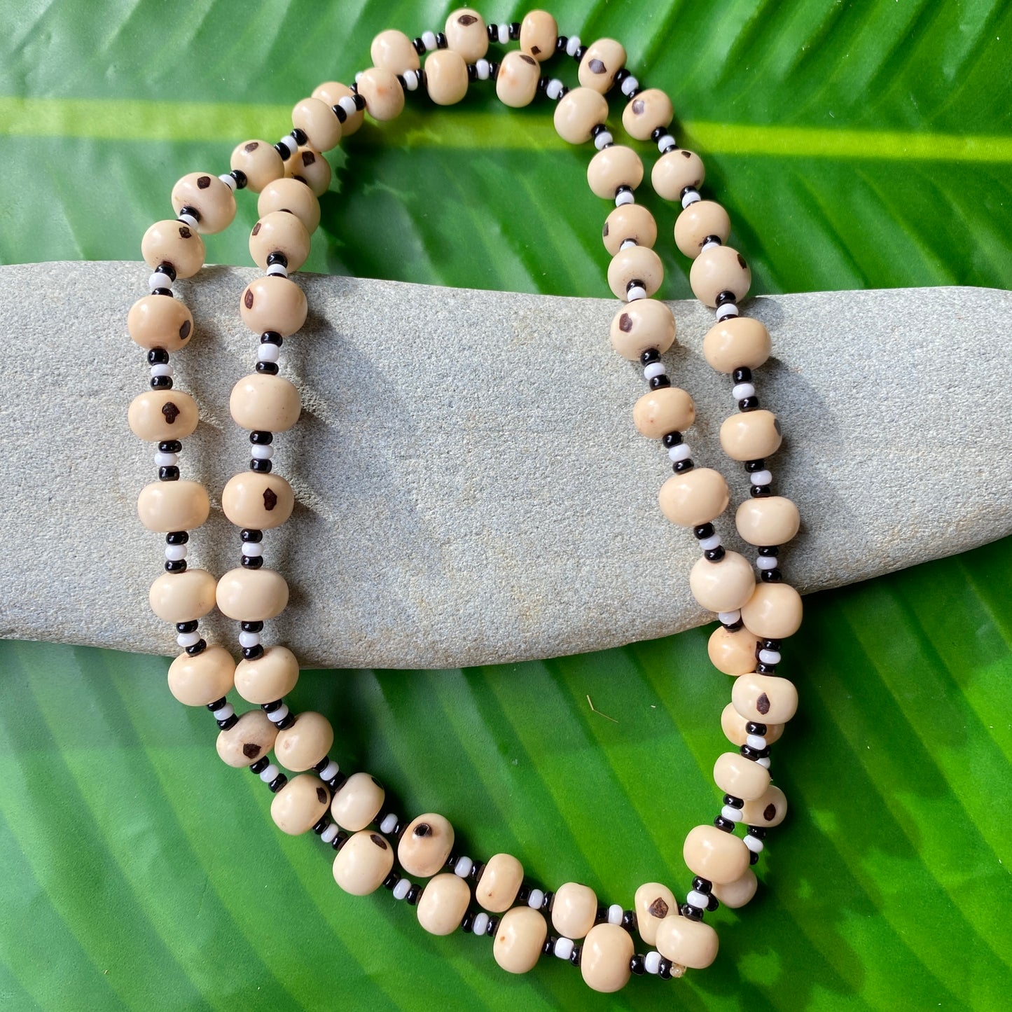 Collier de perles de verre (miçanga) noir et blanc et graines naturelles d'açai - Ethnie Borari