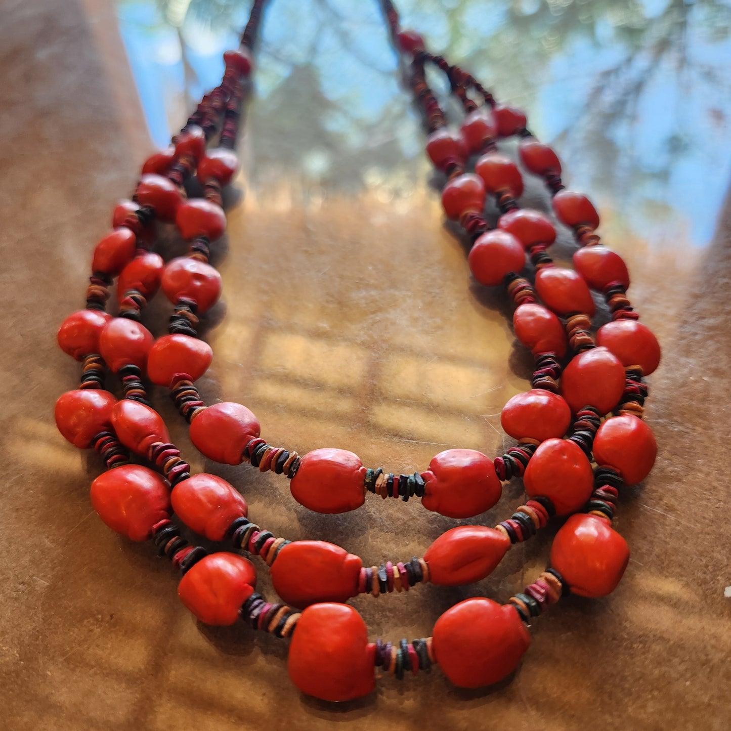 Collier graines morototo multicolore et tento rouge