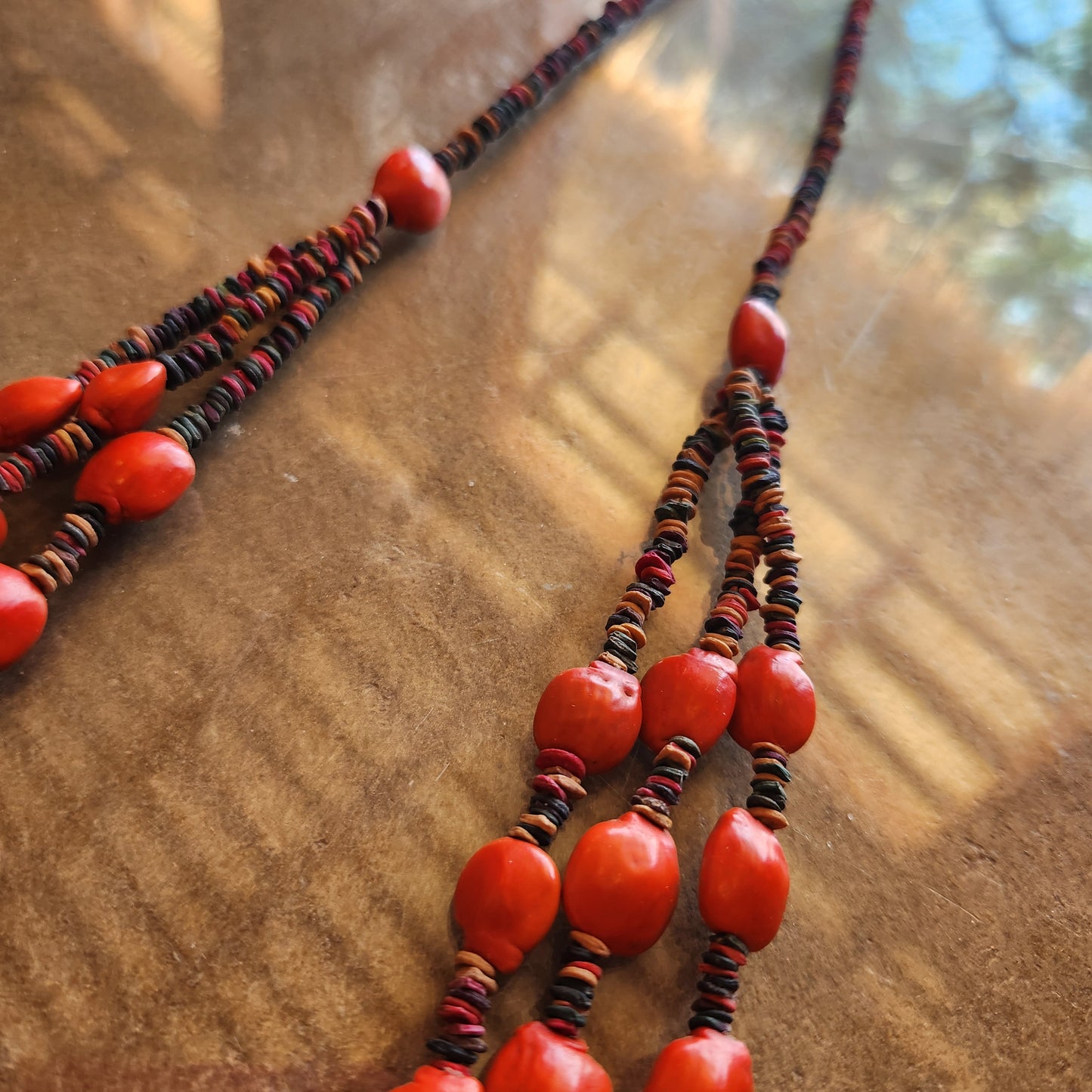 Collier graines morototo multicolore et tento rouge