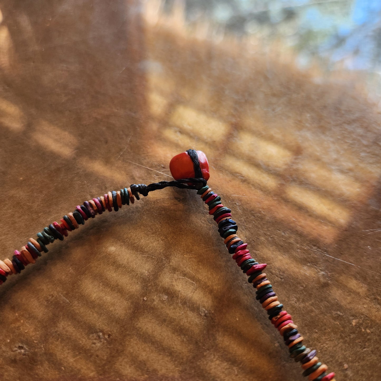 Collier graines morototo multicolore et tento rouge