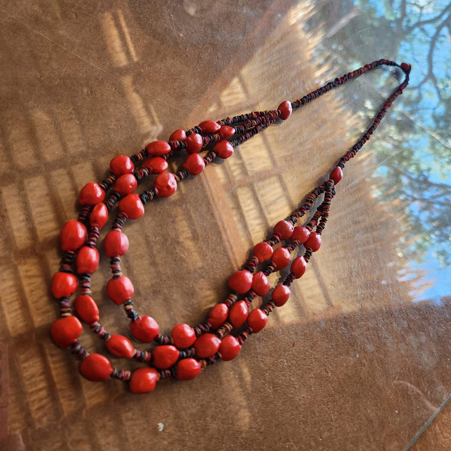 Collier graines morototo multicolore et tento rouge