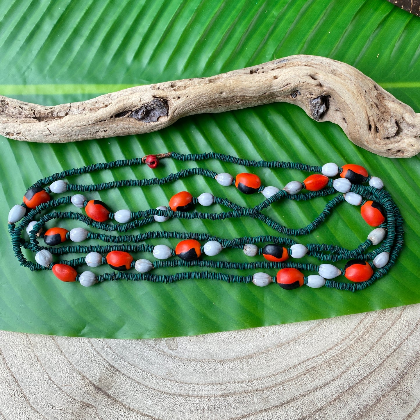 Collier de graines de morototo teintées vertes, tento et larmes de Job