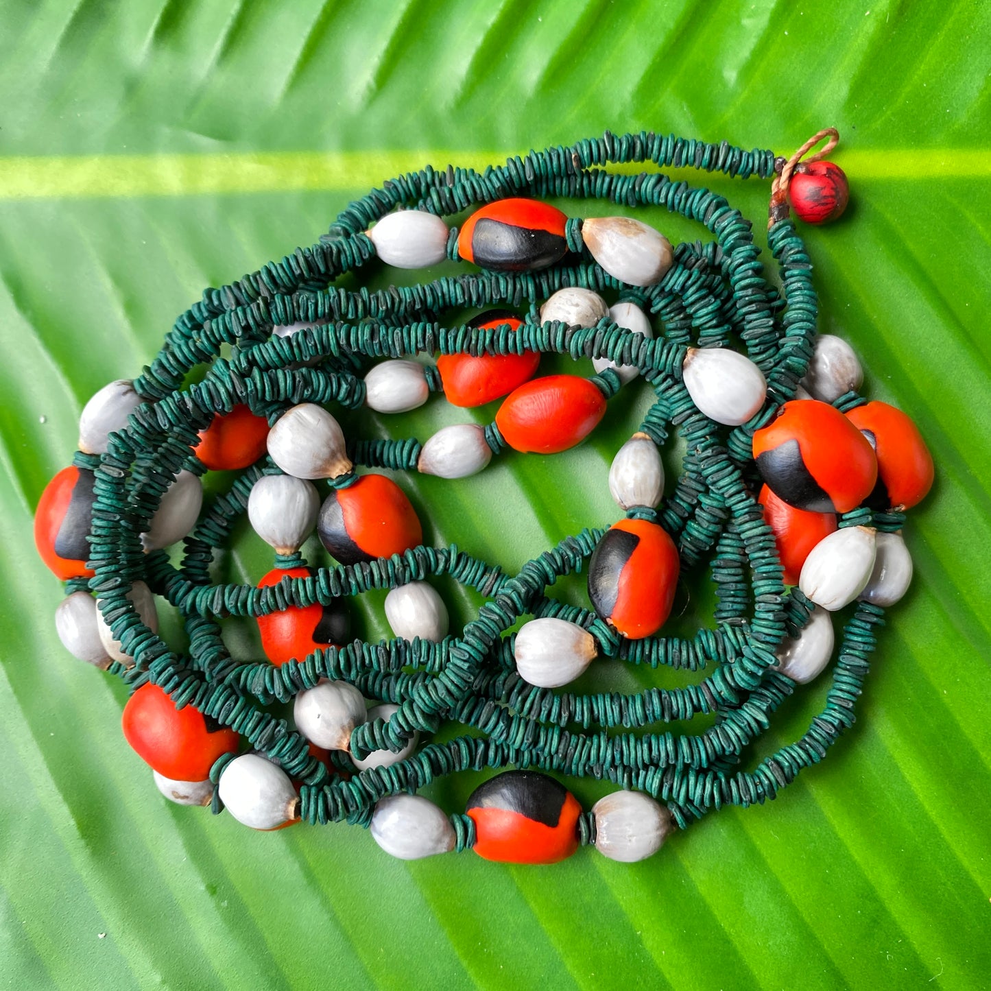 Collier de graines de morototo teintées vertes, tento et larmes de Job