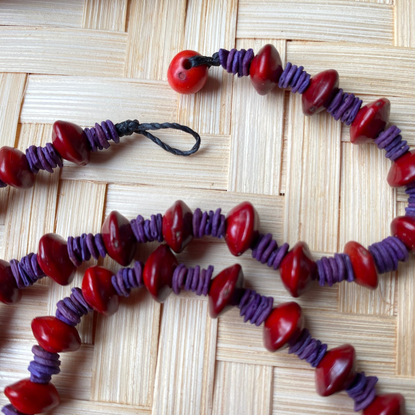 Collier de graines de morototo teintées violettes et graines de Pau Brasil