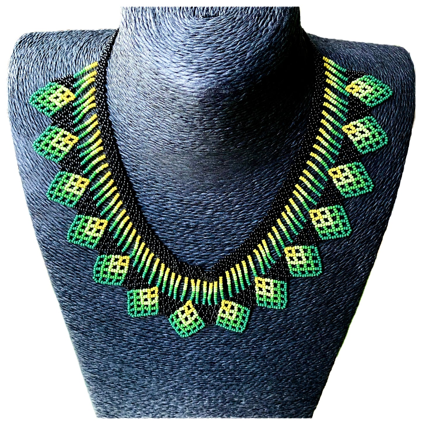 Collier Miçanga ras de cou - vert noir et jaune - Ethnie Kalapalo
