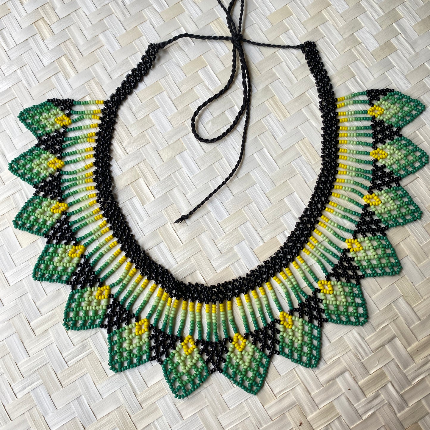 Collier Miçanga ras de cou - vert noir et jaune - Ethnie Kalapalo
