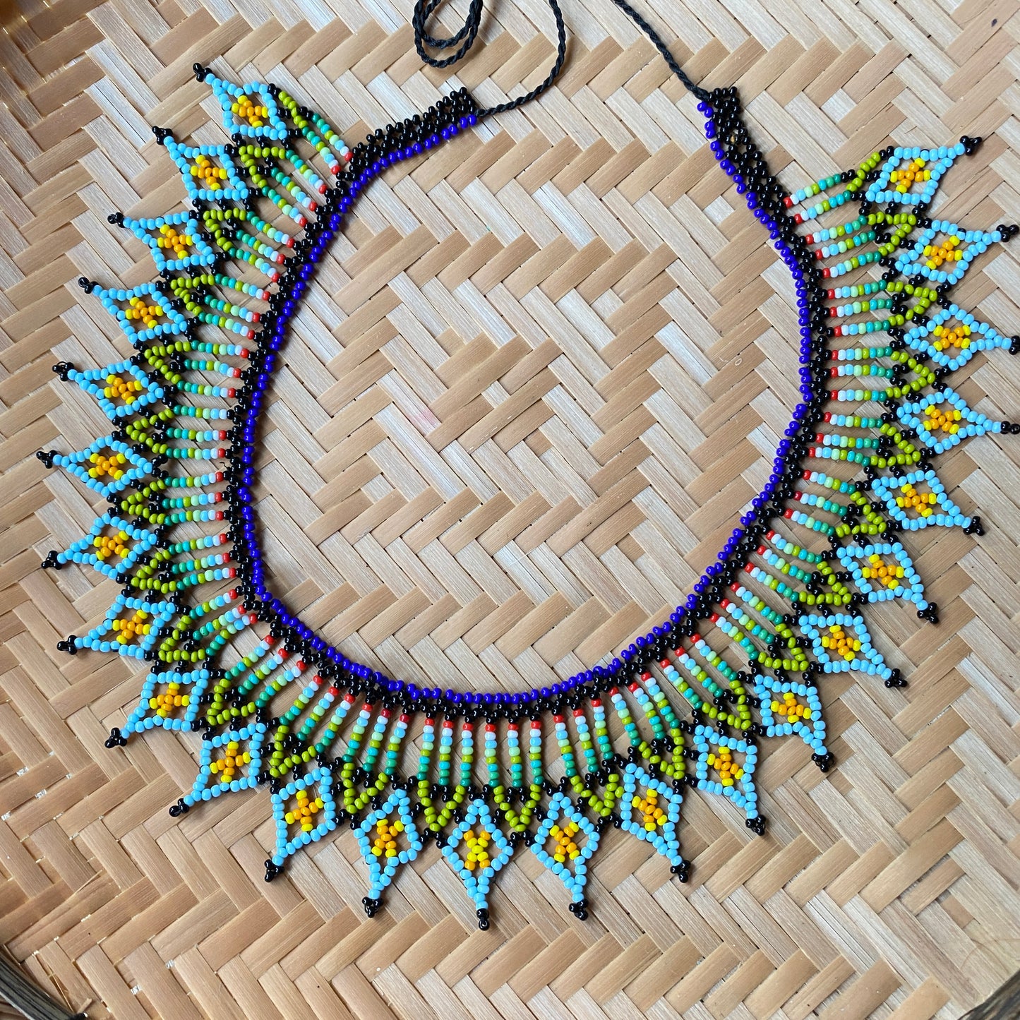Collier Miçanga ras de cou - noir bleu et vert - Ethnie Kalapalo