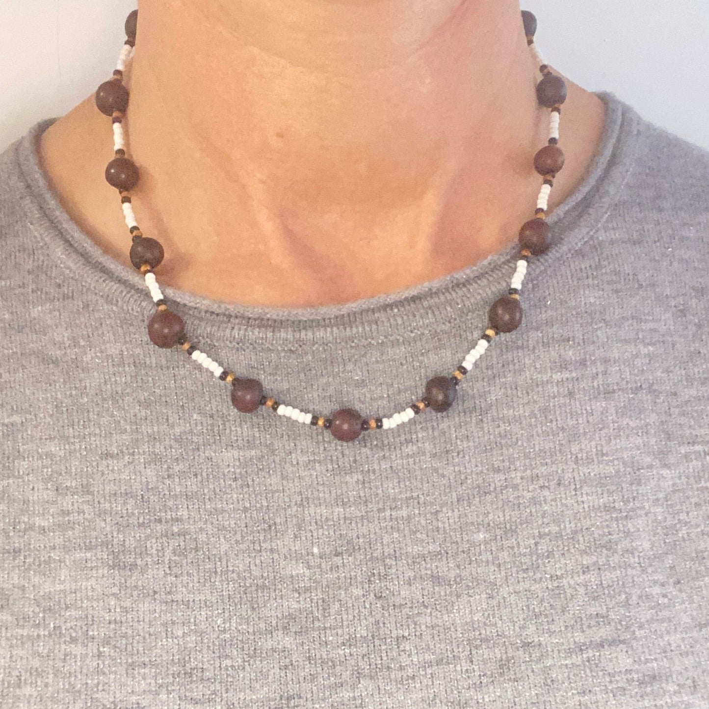 Collier en perles de verre (miçanga) blanc et graines d'açai marron - Ethnie Wai Wai