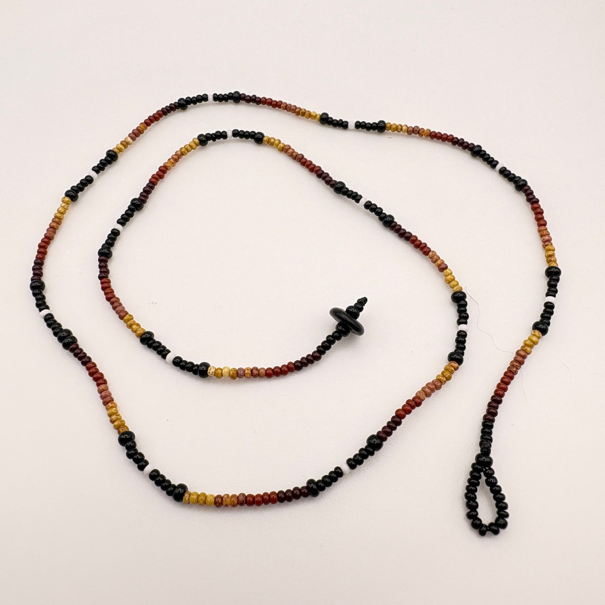 Colar de contas de vidro marrom bege preto