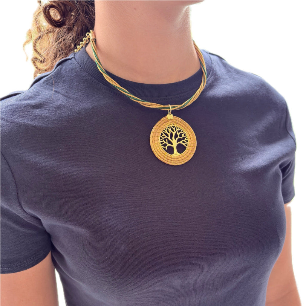 Collier Capim Dourado et buriti vert avec pendentif arbre