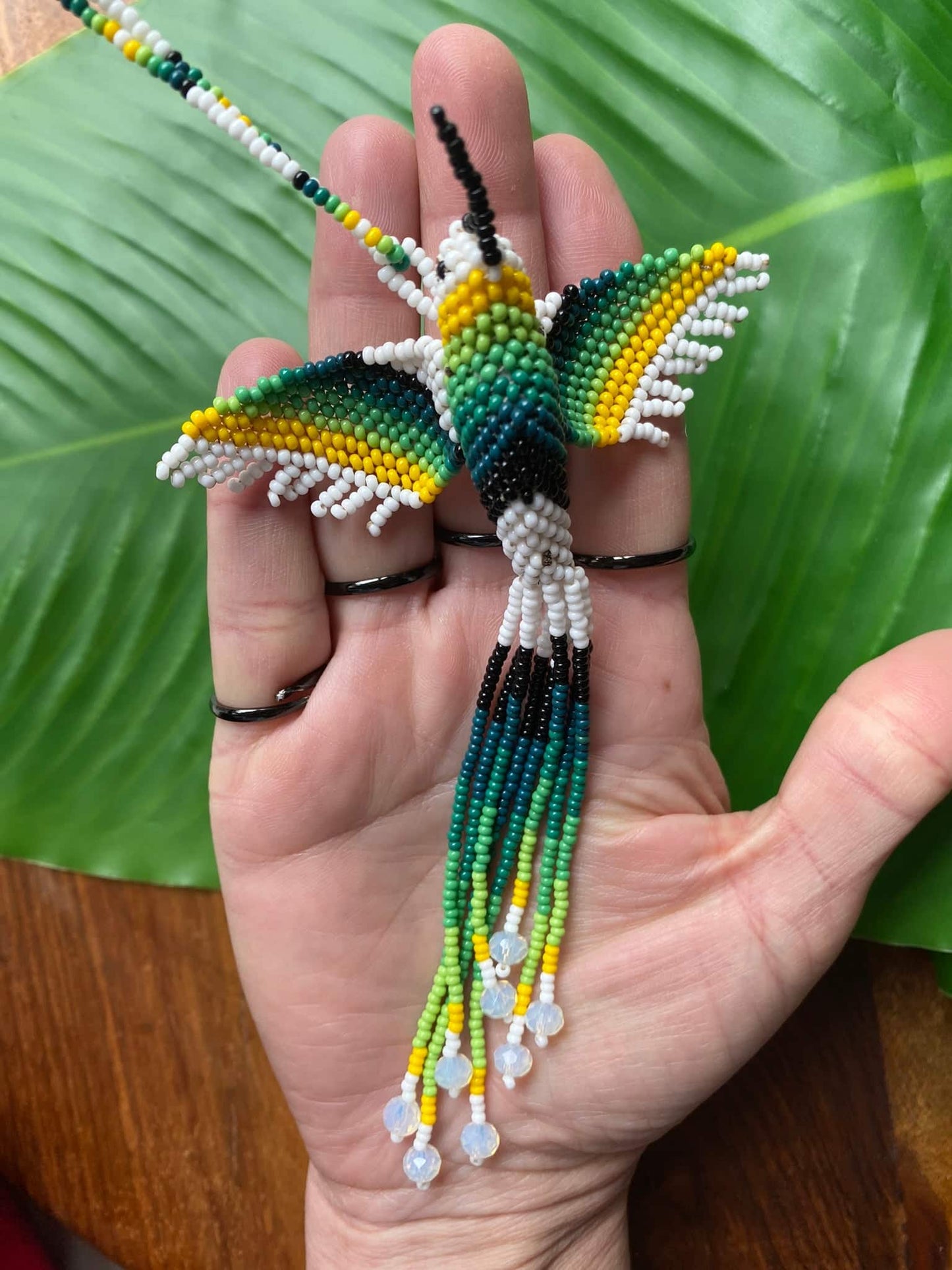 Collier en perles de verre (miçanga) - Colibri - blanc et vert - Ethnie Mehinako