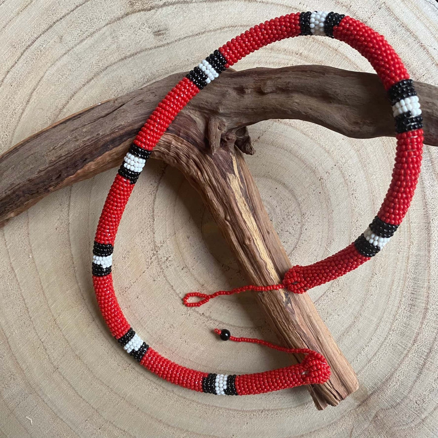 Collier Miçanga - serpent corail rouge - noir blanc noir - long avec fermeture - Ethnie Mehinako