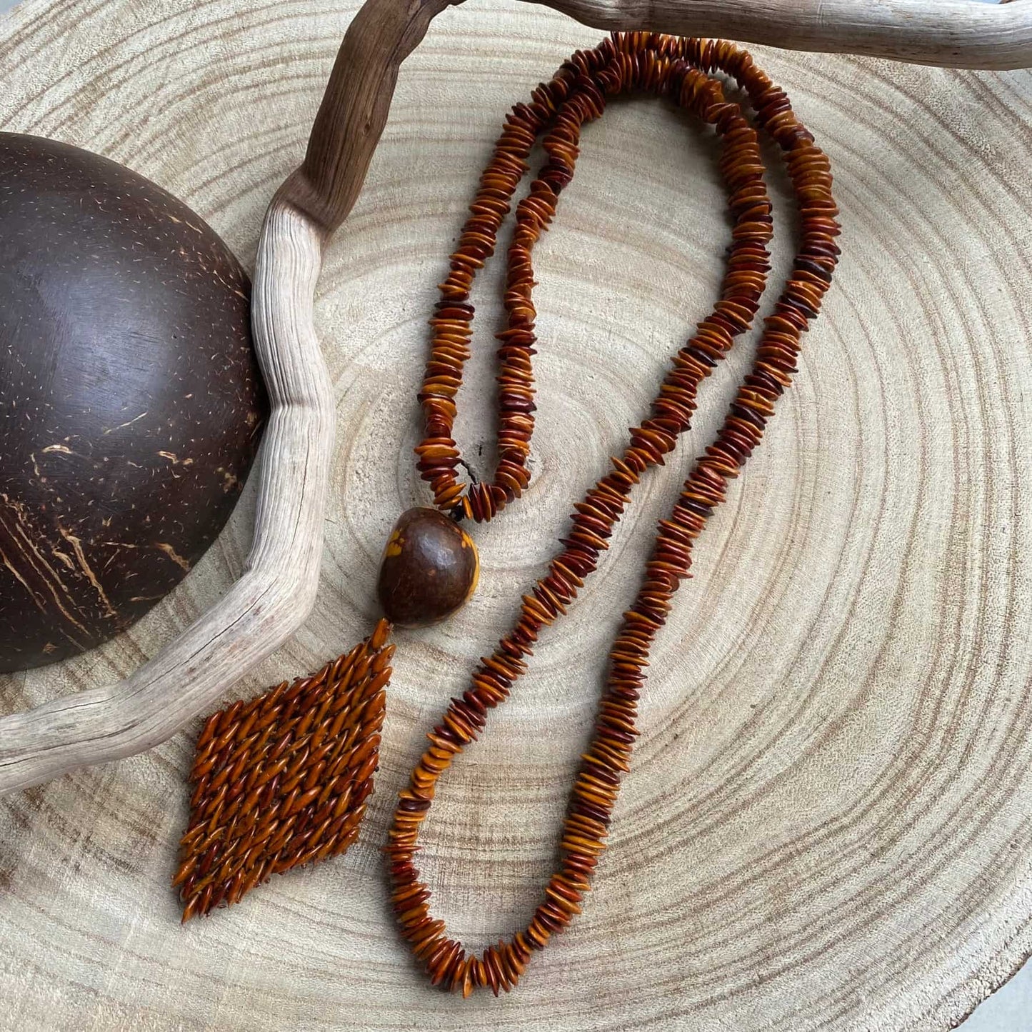 Collier sautoir graines jueirana avec pendentif en jarina - Ethnie Pataxo