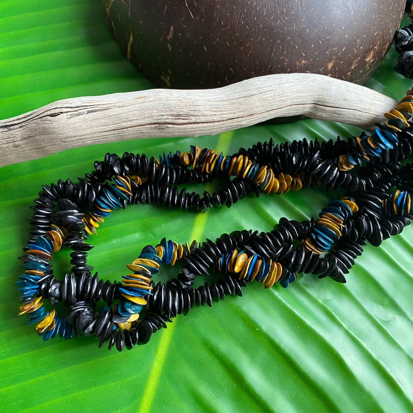 Collier sautoir torsadé de graines de jueirana noir jaune et bleu - Ethnie Pataxo