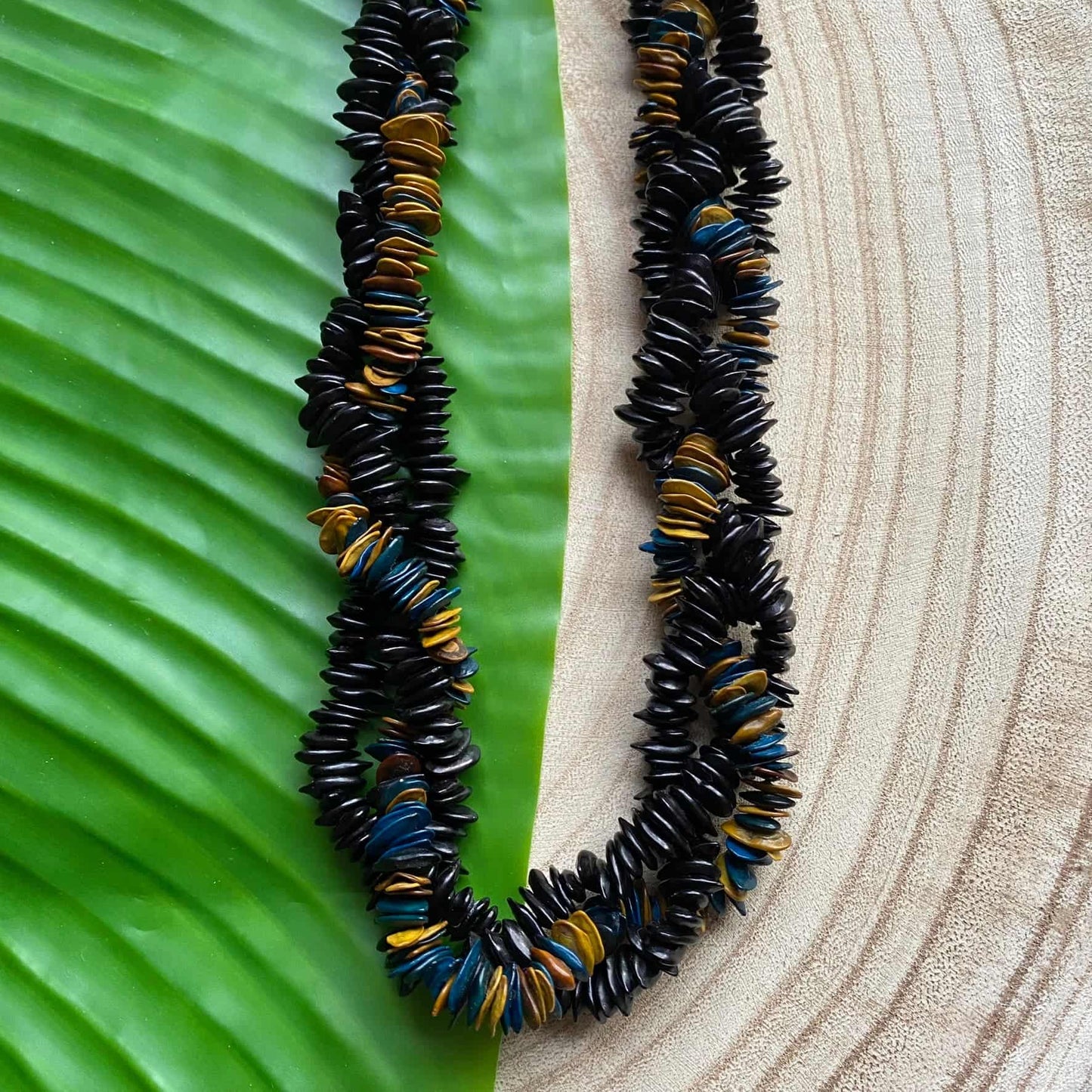 Collier sautoir torsadé de graines de jueirana noir jaune et bleu - Ethnie Pataxo