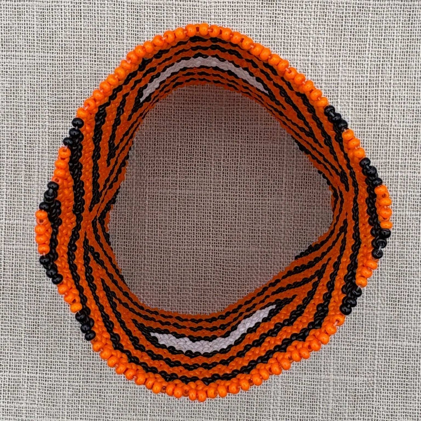 Bracelet en perles de verre (Miçanga) - petite taille - noir orange et blanc - Ethnie Kayapo