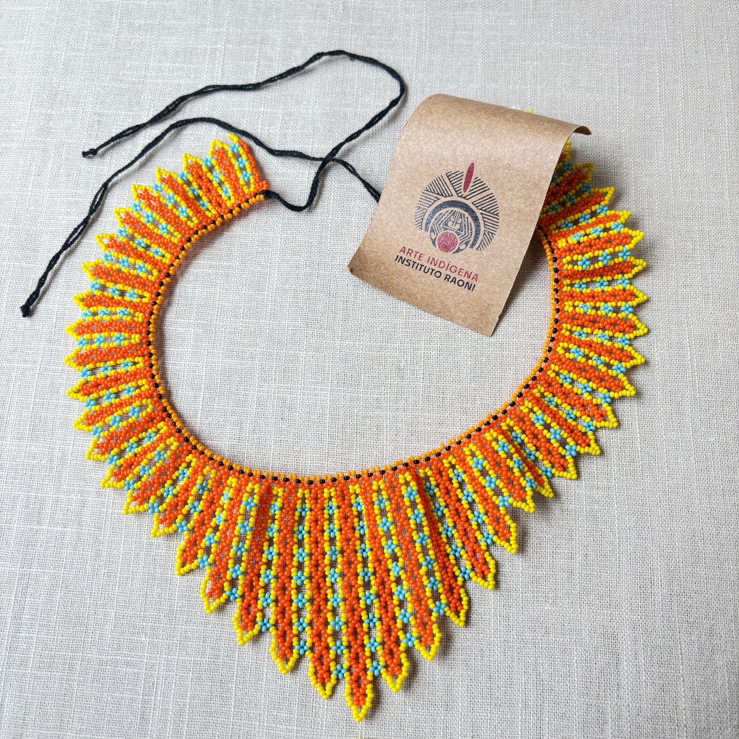 Collier en perles de verre (Miçanga) - orange, jaune et bleu - Ethnie Kayapo