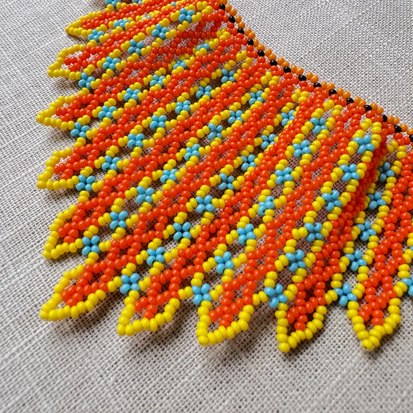 Collier en perles de verre (Miçanga) - orange, jaune et bleu - Ethnie Kayapo