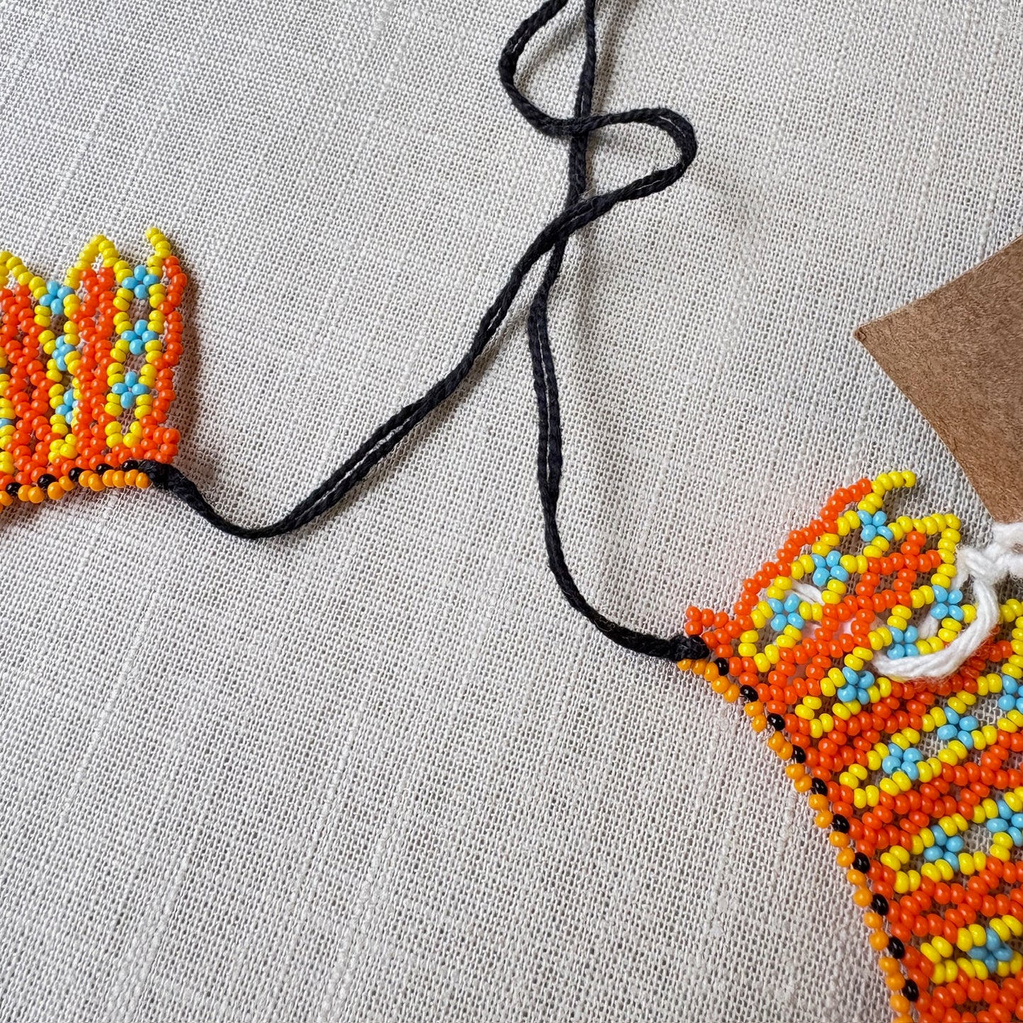 Collier en perles de verre (Miçanga) - orange, jaune et bleu - Ethnie Kayapo