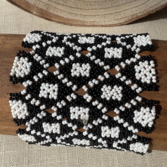 Bracelet en perles de verre (Miçanga) - noir et carré blanc - Ethnie Mehinako