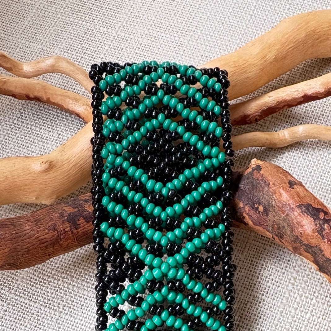 Bracelet en perles de verre (Miçanga) - vert et noir - Ethnie Mehinako