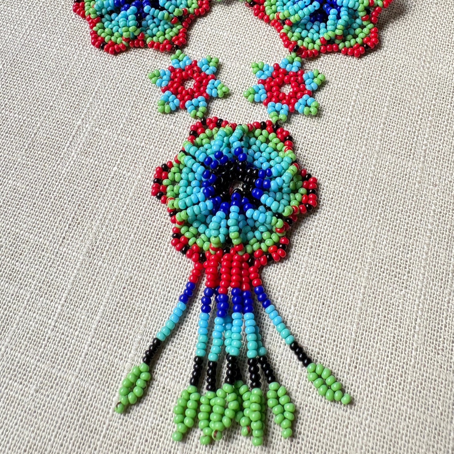 Collier en perles de verre (Miçanga) multicolore - fleurs bleu vert et rouge - Ethnie Arapiun