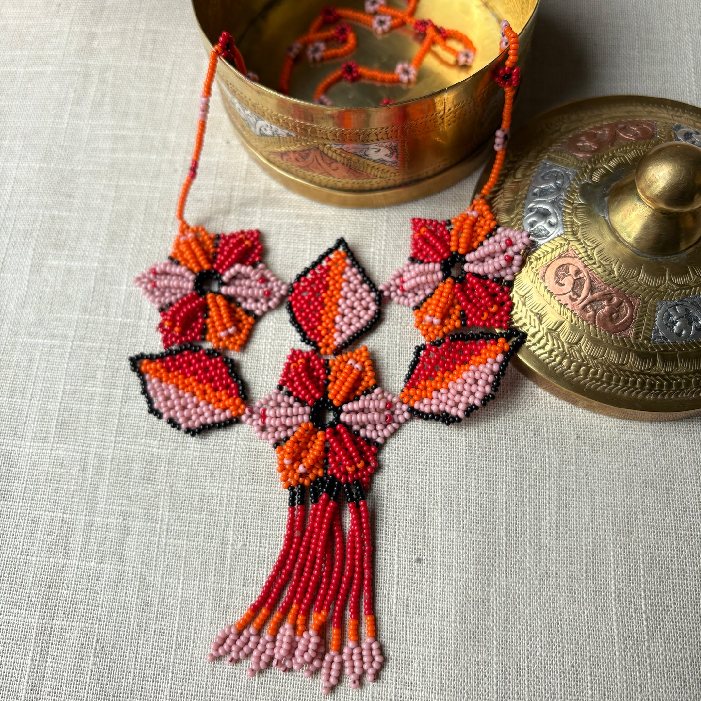 Collier Miçanga multicolore - fleurs rouge orange et rose - Ethnie Arapiun