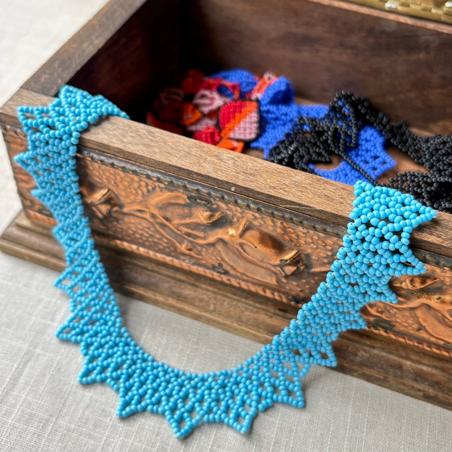 Collier de perles de verre (Miçanga) ras de cou bleu clair - Ethnie Wai Wai