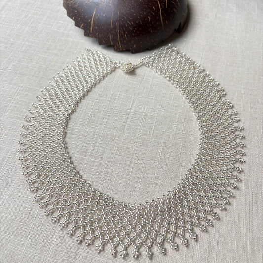 Collier en perles de verre (miçanga) ras de cou argenté - Ethnie Borari