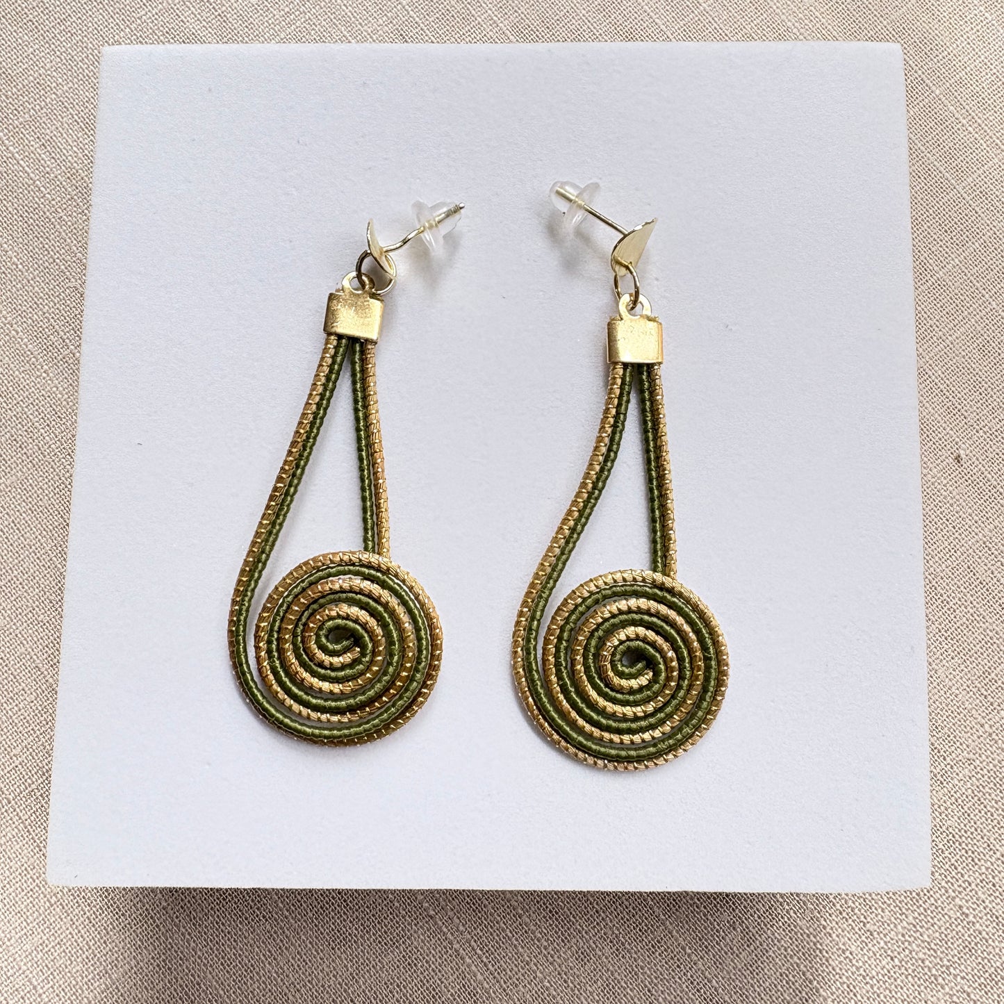 Boucles d'oreilles Capim Dourado et buriti vert spirale