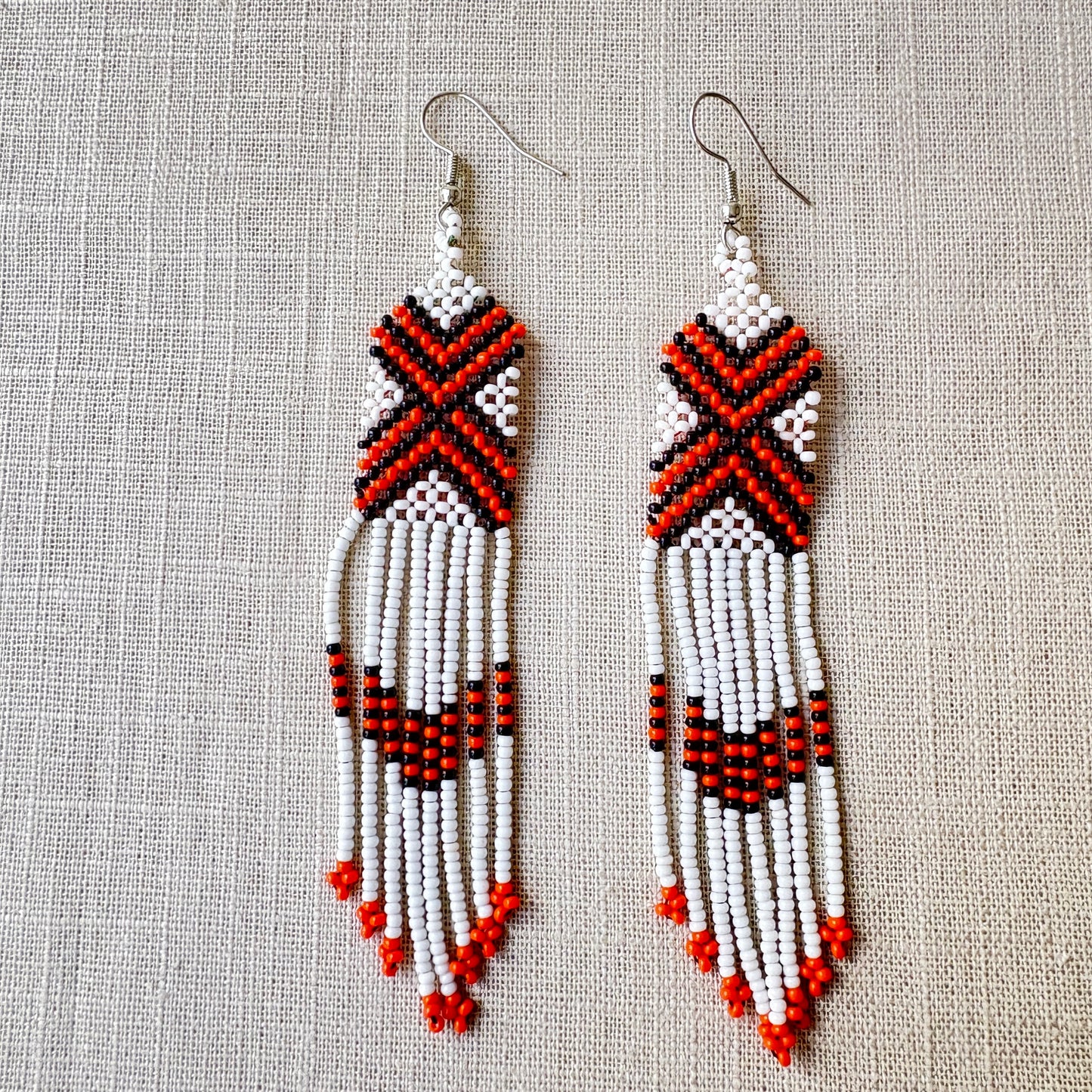 Boucles d'oreilles Miçanga - blanches croix noir et orange - Ethnie Wai Wai