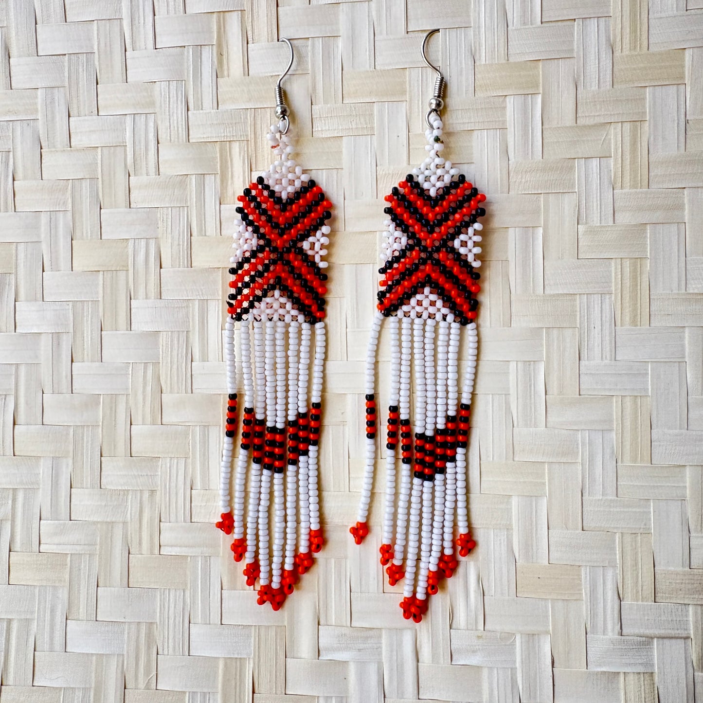 Boucles d'oreilles Miçanga - blanches croix noir et orange - Ethnie Wai Wai