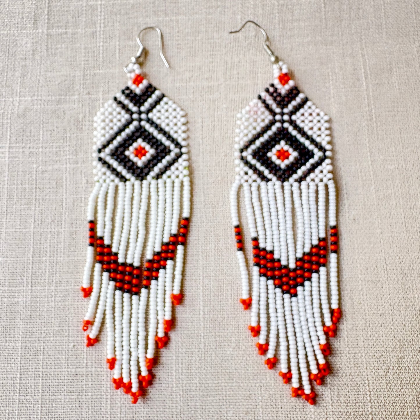 Boucles d'oreilles en perles de verre (miçanga) - blanches losange noir et orange - Ethnie Wai Wai