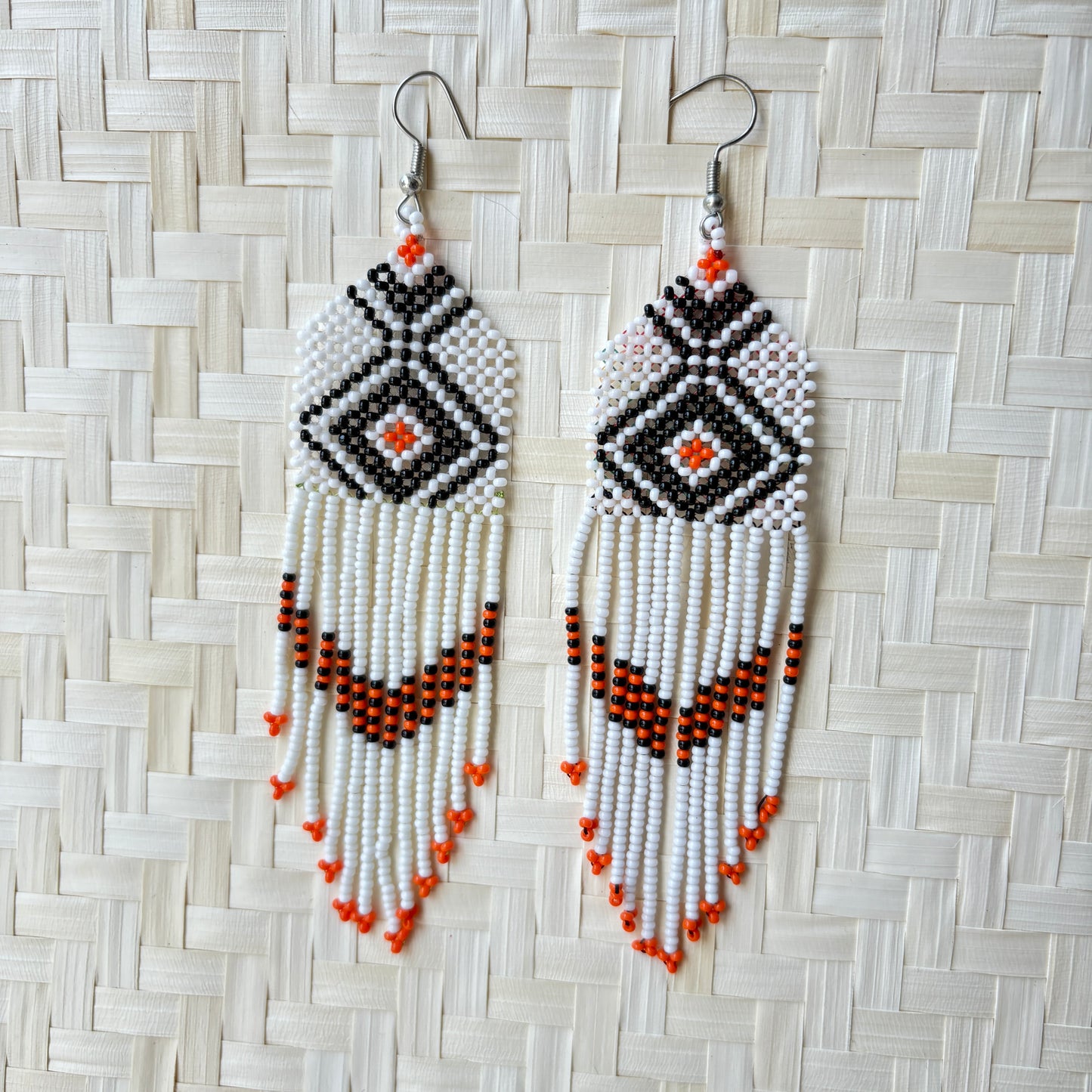 Boucles d'oreilles en perles de verre (miçanga) - blanches losange noir et orange - Ethnie Wai Wai