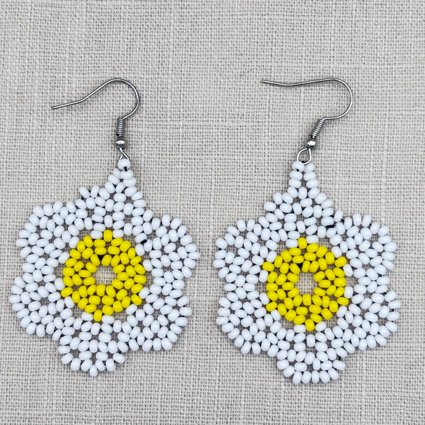 Boucles d'oreilles Miçanga - Fleur blanche grand coeur jaune - Ethnie Wai Wai