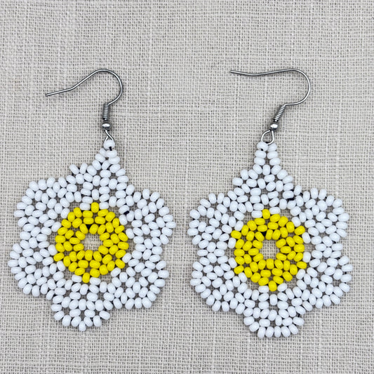 Boucles d'oreilles en perles de verre (miçanga) -  Fleur blanche grand coeur jaune - Ethnie Wai Wai
