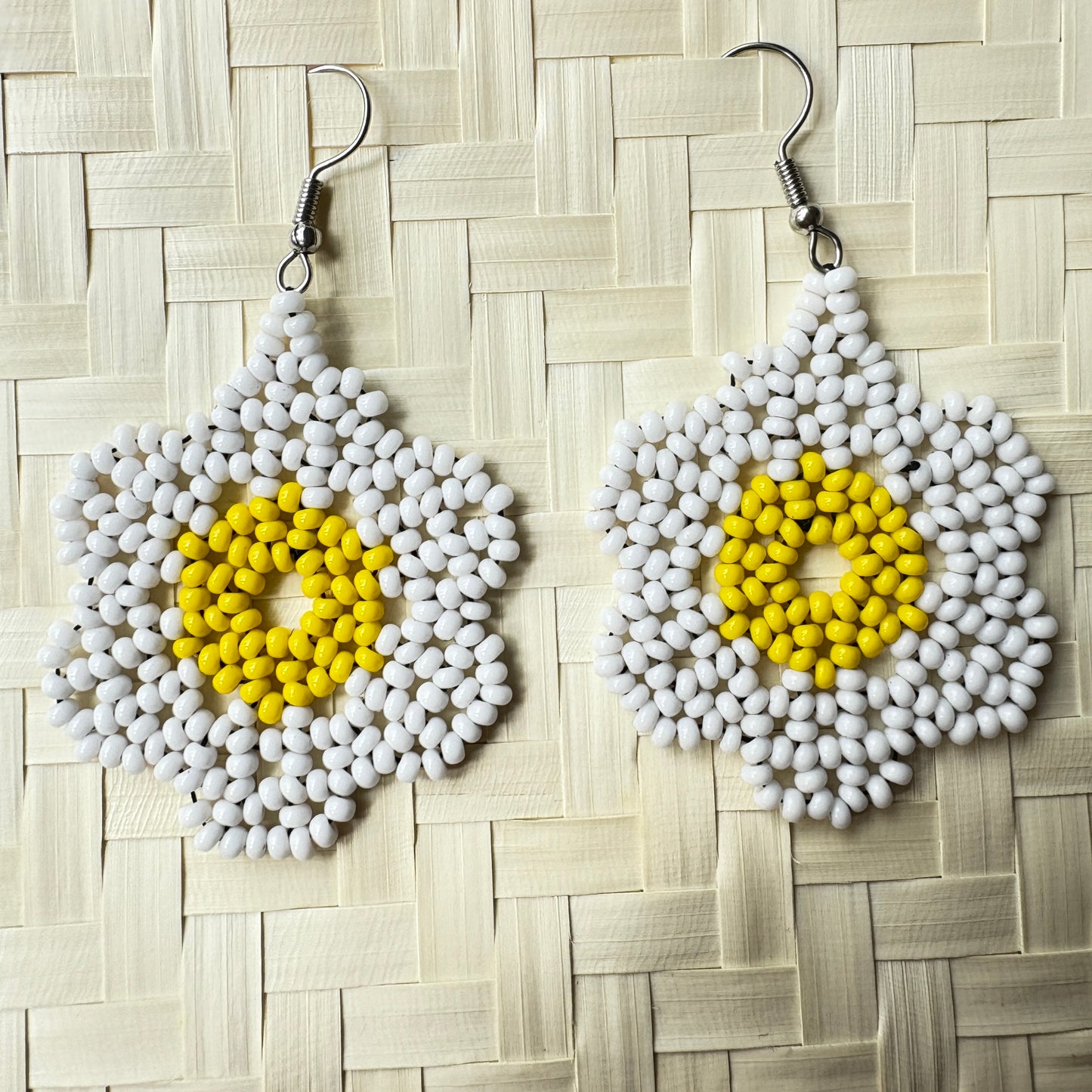 Boucles d'oreilles Miçanga - Fleur blanche grand coeur jaune - Ethnie Wai Wai