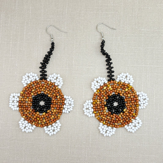 Boucles d'oreilles en perles de verre (miçanga)-  Fleur marron noir et blanc - Ethnie Wai Wai