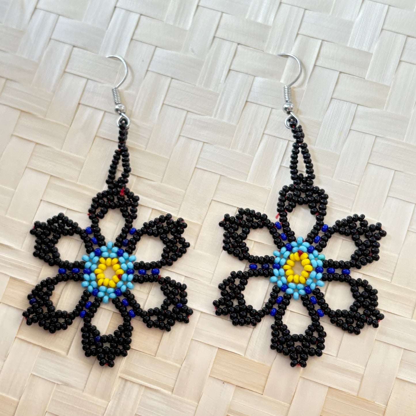 Boucles d'oreilles en perles de verre (miçanga) - Fleur noire et bleue coeur jaune - Ethnie Wai Wai