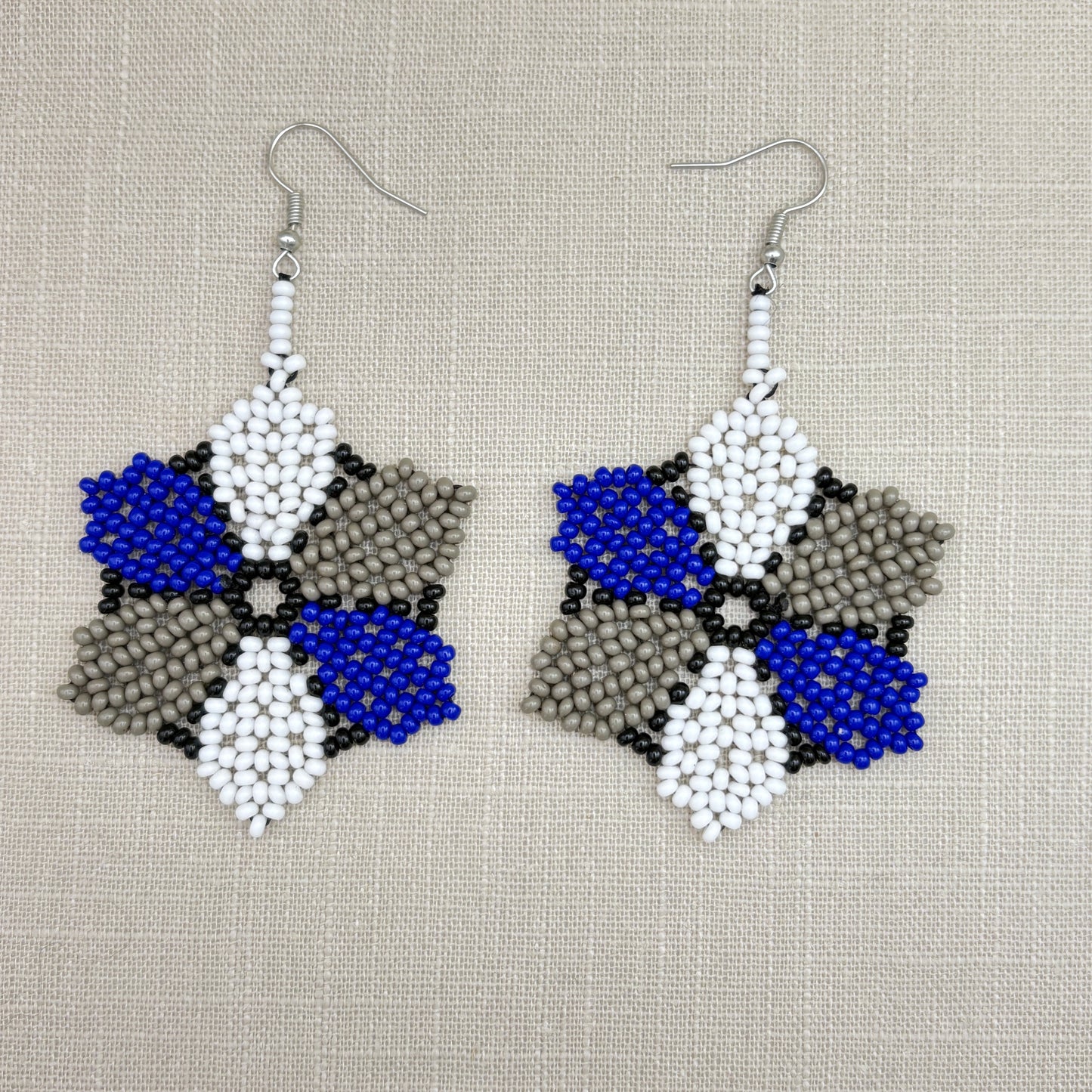 Boucles d'oreilles Miçanga - Fleur bleu blanc gris - Ethnie Wai Wai