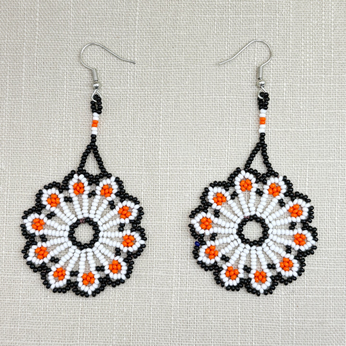 Boucles d'oreilles Miçanga - Fleur blanche orange et noire - Ethnie Wai Wai