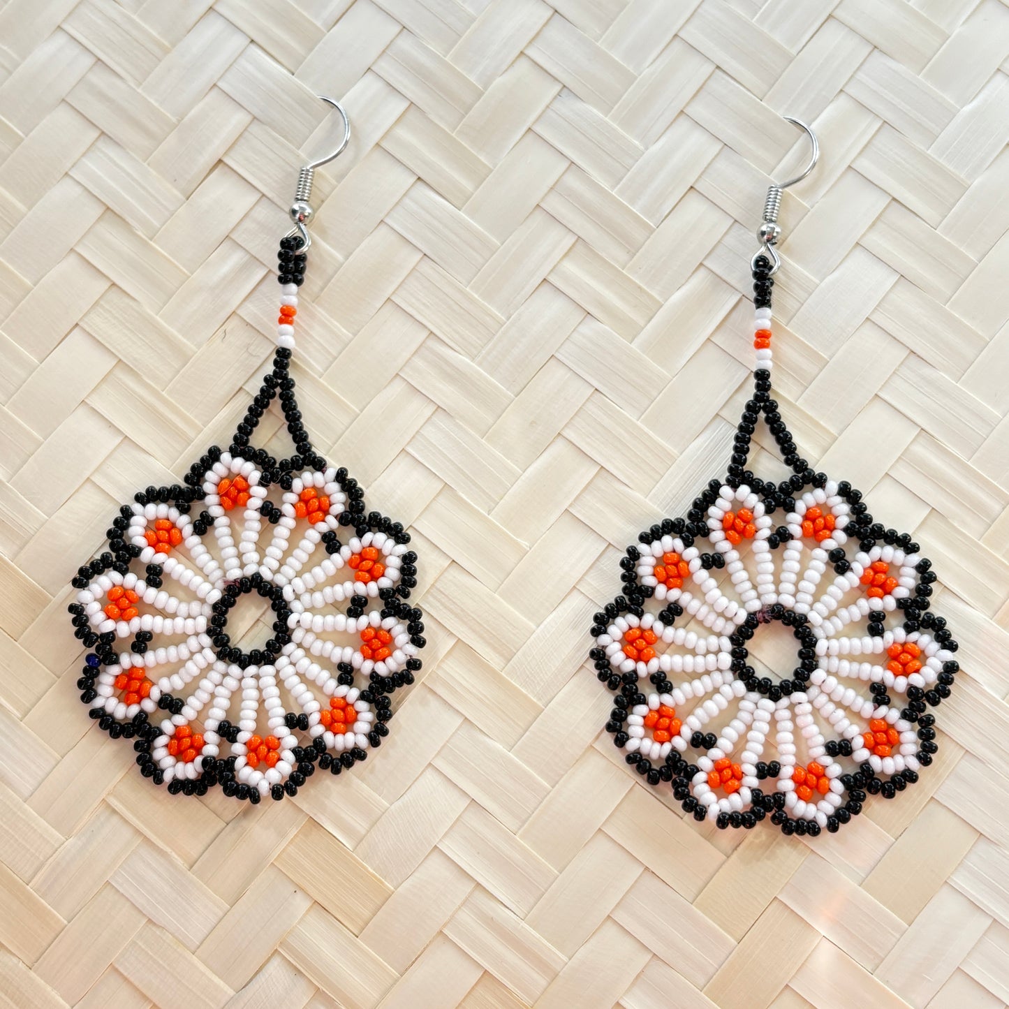 Boucles d'oreilles en perles de verre (miçanga) - Fleur blanche orange et noire - Ethnie Wai Wai